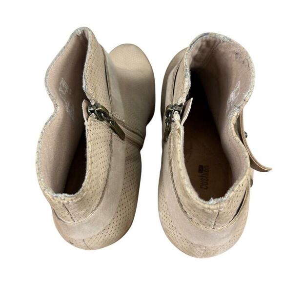 Clarks Boylan Dawn Perforated Nubuck Leather Ankle Boots Booties Shoes sz 7.5 - Picture 10 of 16